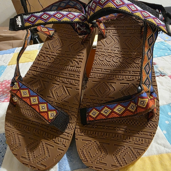 Multicolor Geometric Patterned Strap - Picture 2 of 5